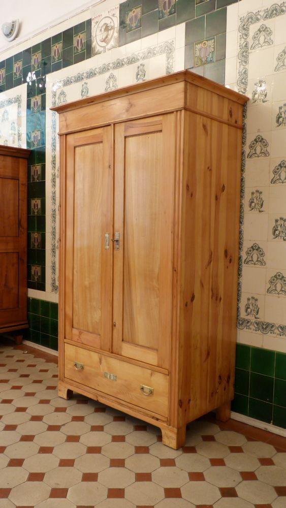 Schlichter Jugendstilschrank mit Schublade, Kiefer um 1910