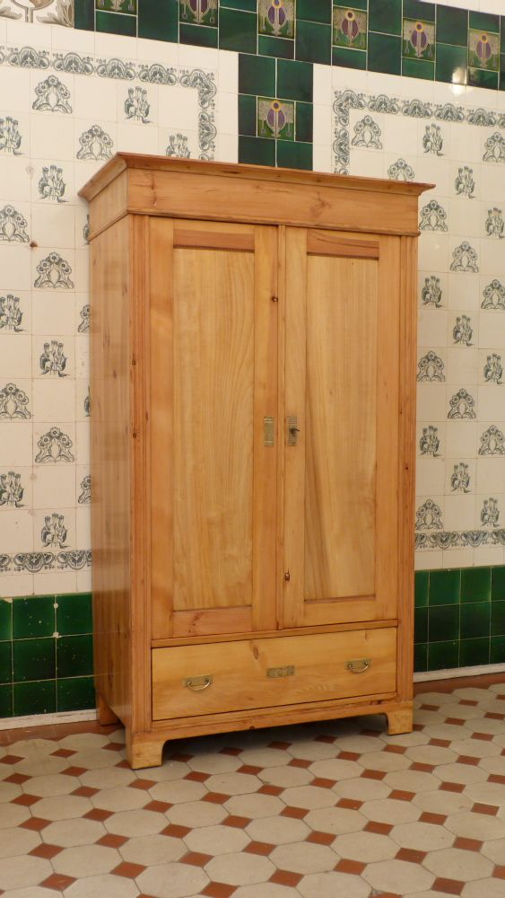 Schlichter Jugendstilschrank mit Schublade, Kiefer um 1910