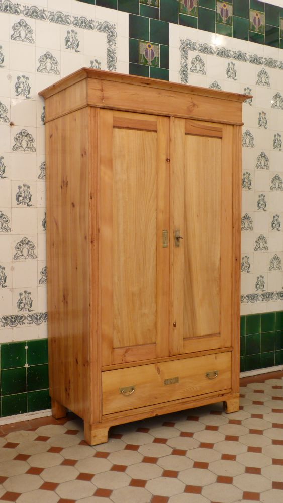 Schlichter Jugendstilschrank mit Schublade, Kiefer um 1910