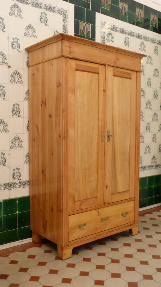 Schlichter Jugendstilschrank mit Schublade, Kiefer um 1910