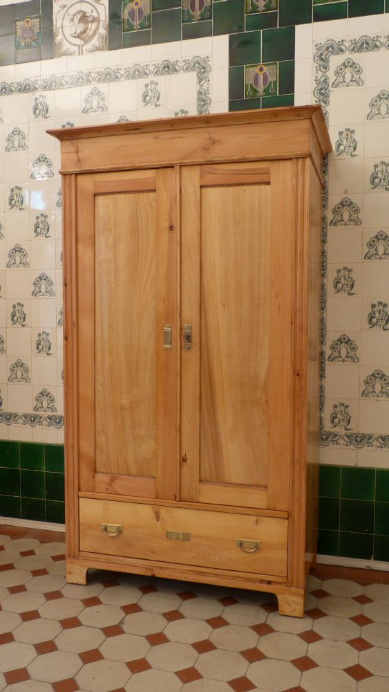 Schlichter Jugendstilschrank mit Schublade, Kiefer um 1910