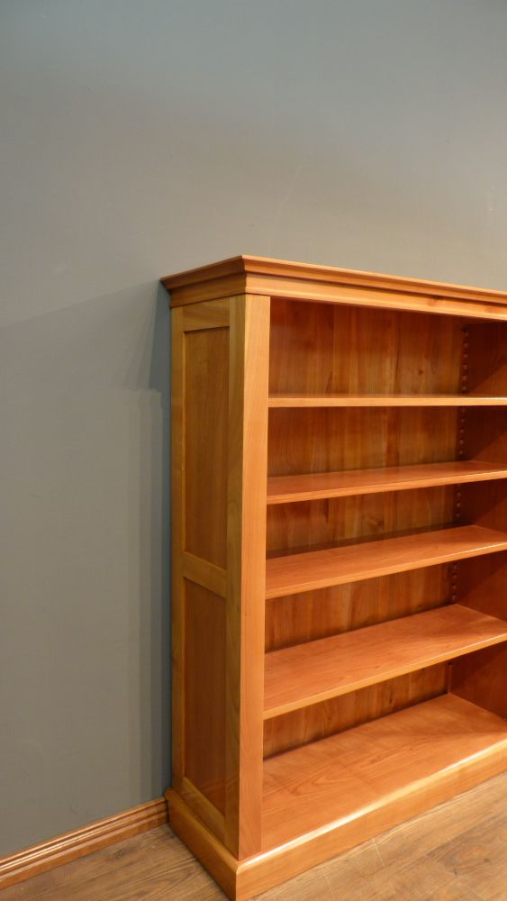 Elegantes Kirschholz Bücherregal mit verstellbaren Böden