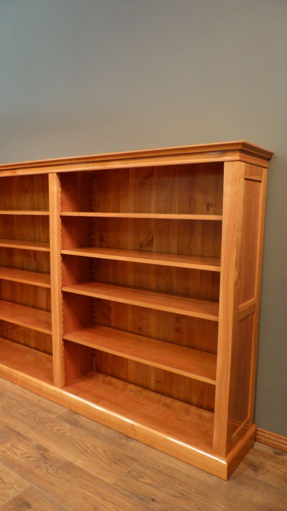 Elegantes Kirschholz Bücherregal mit verstellbaren Böden