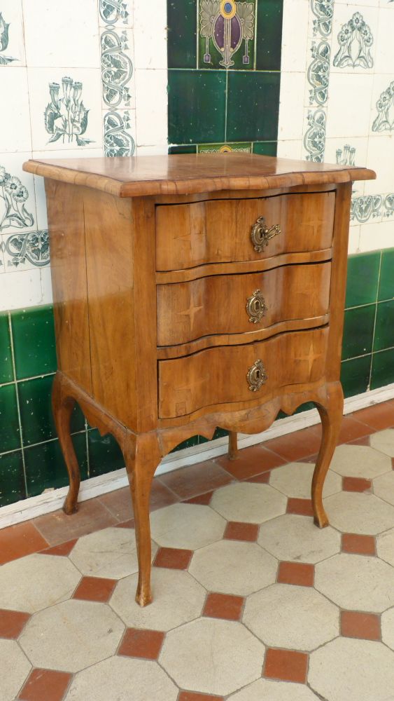 Kleine Barockkommode, Nussbaum um 1900
