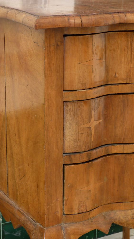 Kleine Barockkommode, Nussbaum um 1900