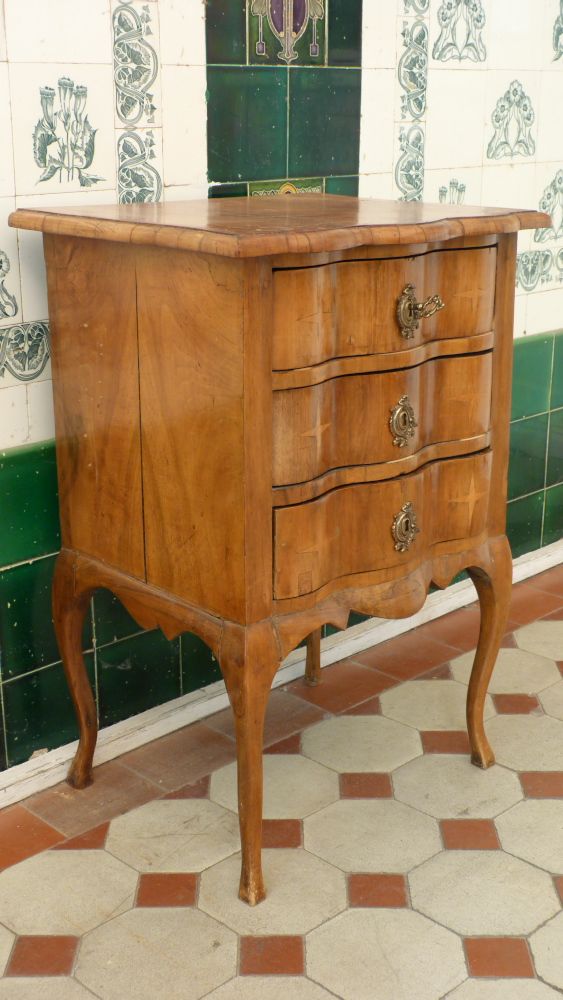 Kleine Barockkommode, Nussbaum um 1900