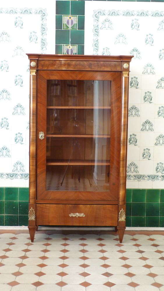 Biedermeier Bücherschrank, Nussbaum handpoliert um 1850