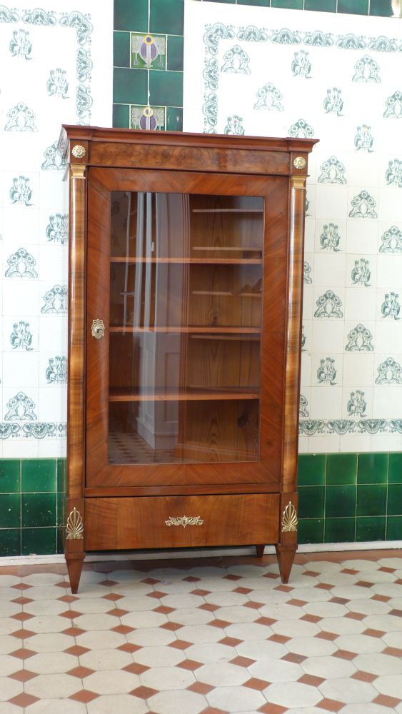 Biedermeier Bücherschrank, Nussbaum handpoliert um 1850