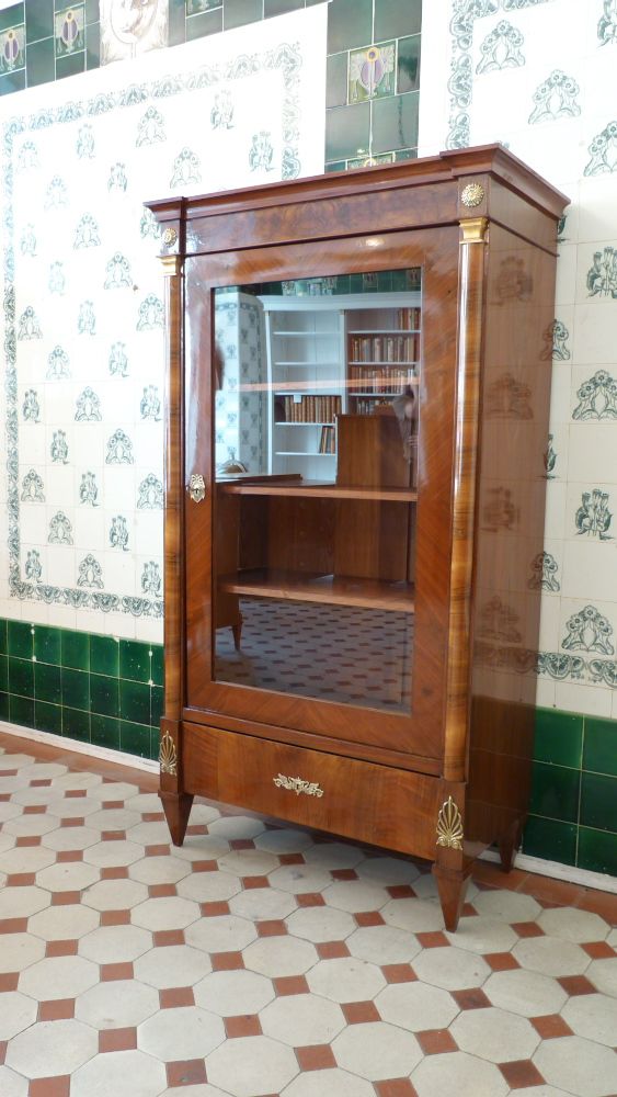Biedermeier Bücherschrank, Nussbaum handpoliert um 1850