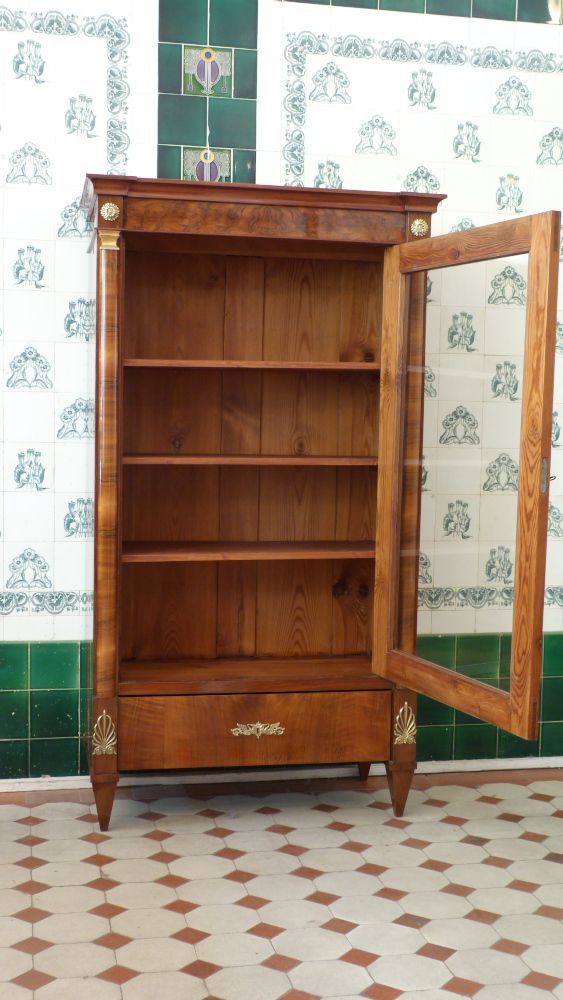 Biedermeier Bücherschrank, Nussbaum handpoliert um 1850