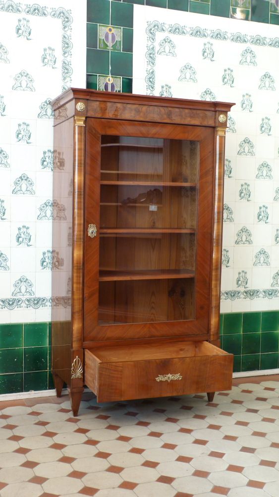 Biedermeier Bücherschrank, Nussbaum handpoliert um 1850