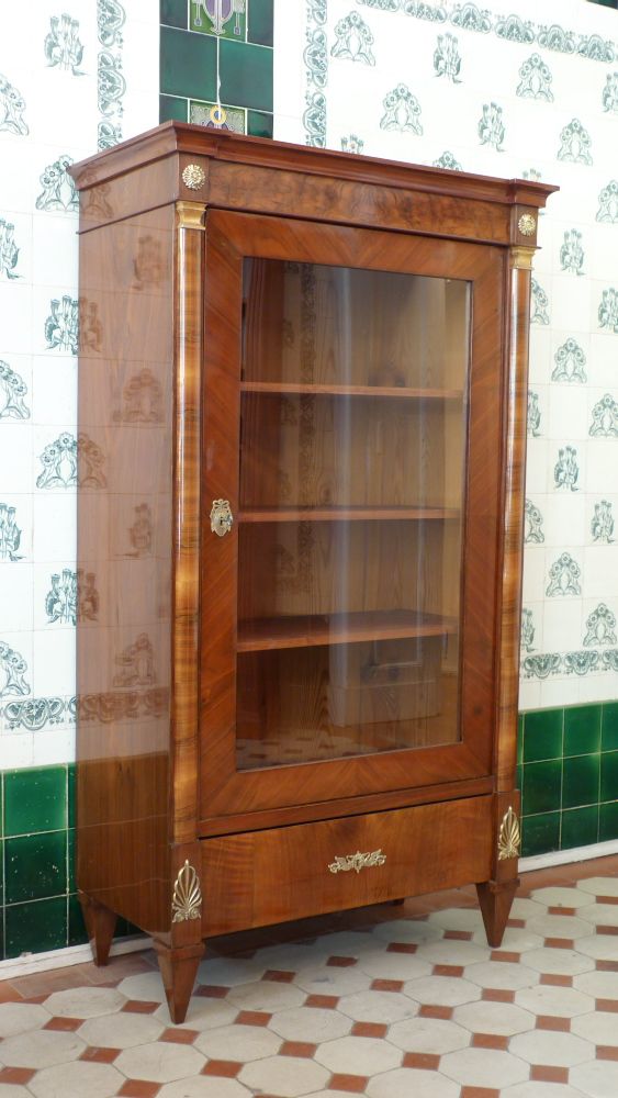 Biedermeier Bücherschrank, Nussbaum handpoliert um 1850