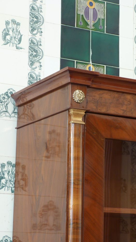 Biedermeier Bücherschrank, Nussbaum handpoliert um 1850