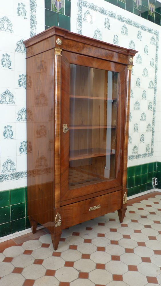 Biedermeier Bücherschrank, Nussbaum handpoliert um 1850