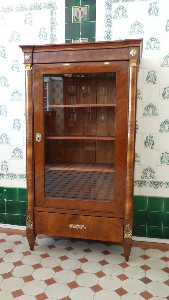Biedermeier Bücherschrank, Nussbaum handpoliert um 1850
