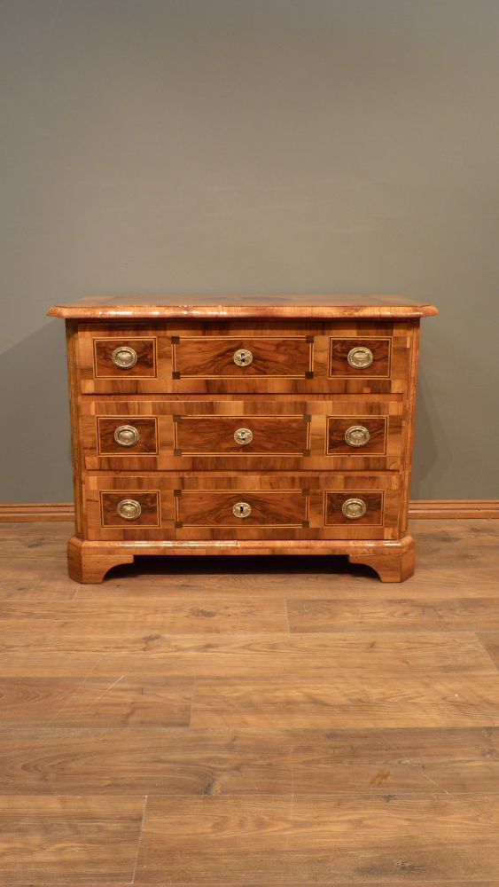 Elegante Louis-Seize Kommode, Nussbaum handpoliert um 1790