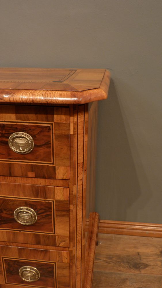 Elegante Louis-Seize Kommode, Nussbaum handpoliert um 1790