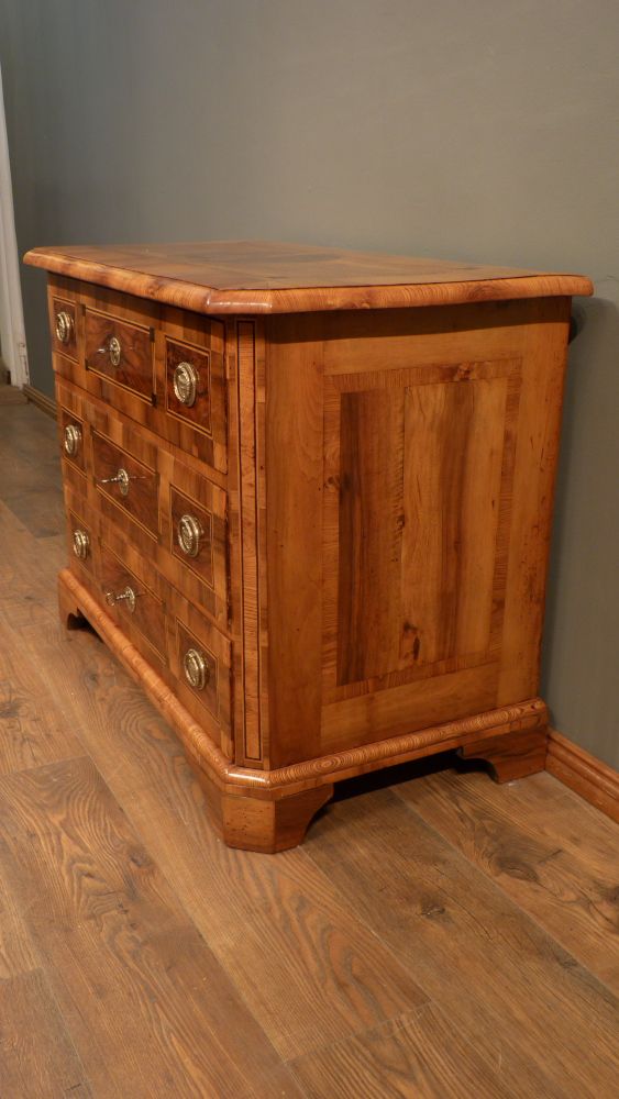 Elegante Louis-Seize Kommode, Nussbaum handpoliert um 1790