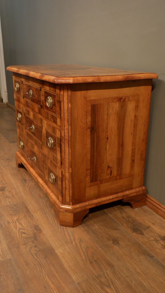Elegante Louis-Seize Kommode, Nussbaum handpoliert um 1790