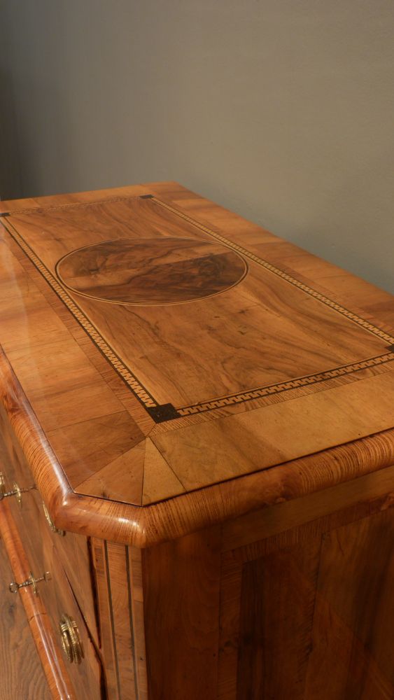 Elegante Louis-Seize Kommode, Nussbaum handpoliert um 1790