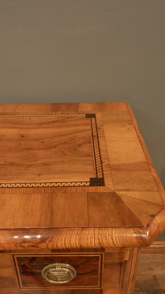 Elegante Louis-Seize Kommode, Nussbaum handpoliert um 1790