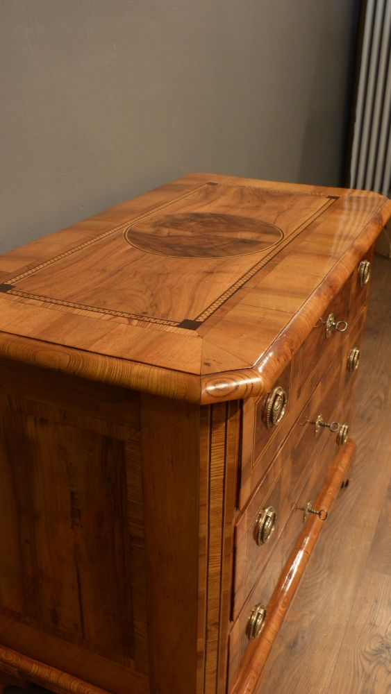 Elegante Louis-Seize Kommode, Nussbaum handpoliert um 1790