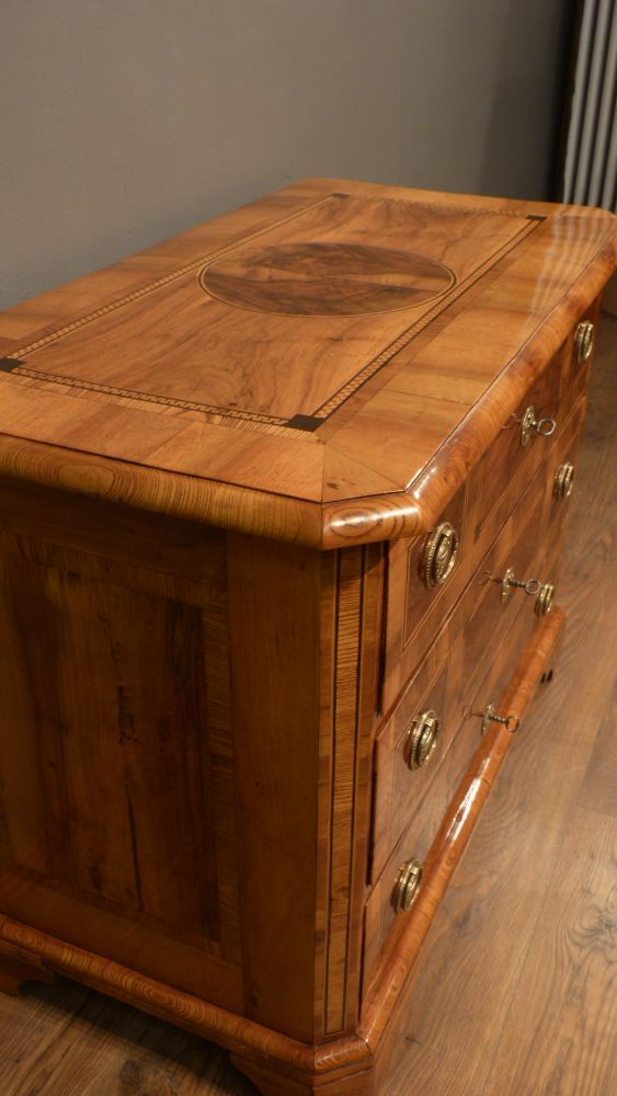 Elegante Louis-Seize Kommode, Nussbaum handpoliert um 1790