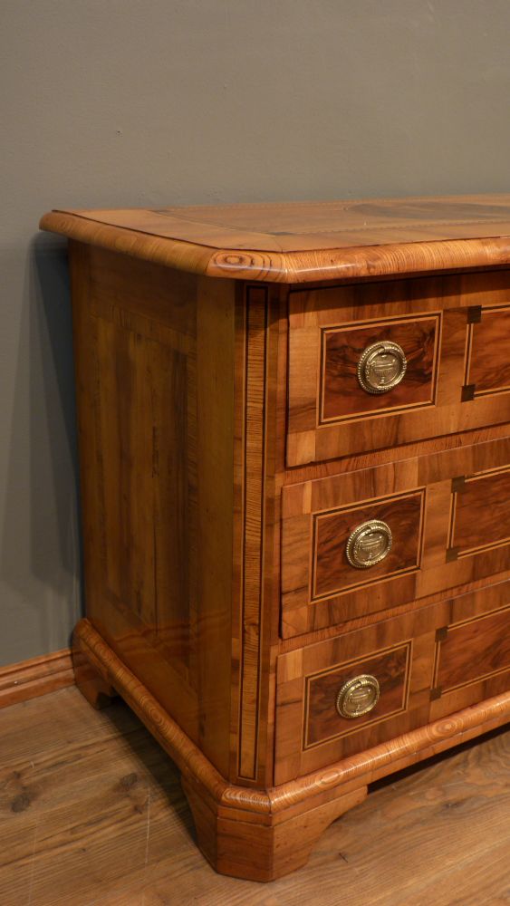 Elegante Louis-Seize Kommode, Nussbaum handpoliert um 1790