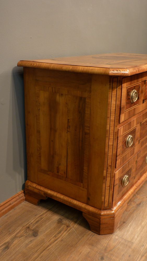 Elegante Louis-Seize Kommode, Nussbaum handpoliert um 1790