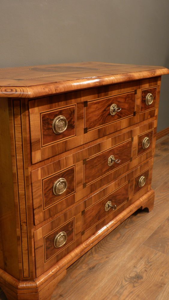 Elegante Louis-Seize Kommode, Nussbaum handpoliert um 1790