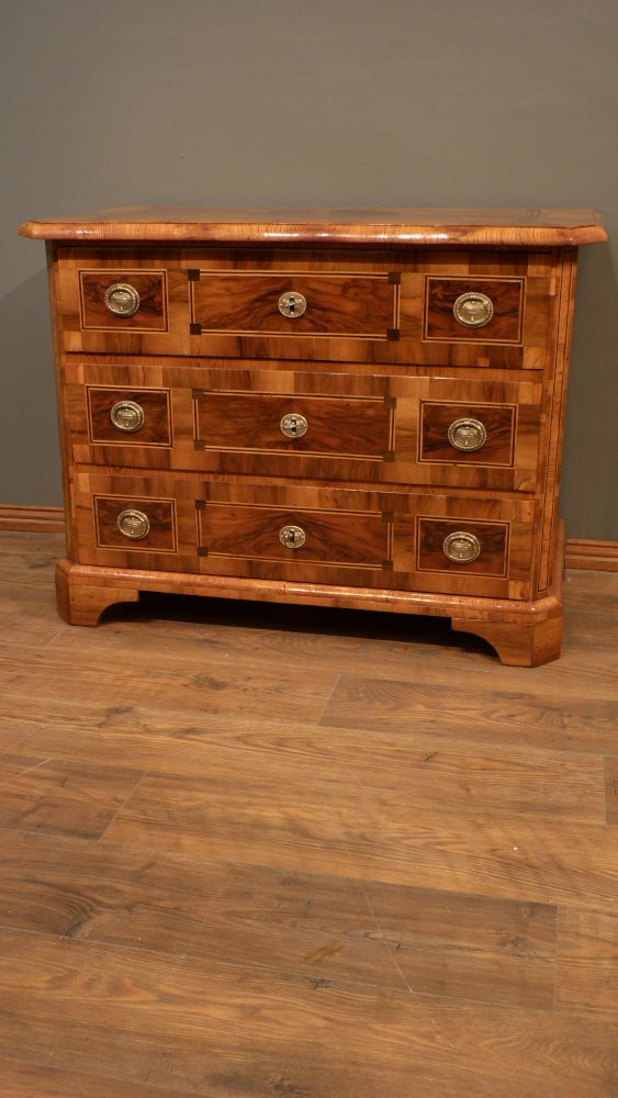 Elegante Louis-Seize Kommode, Nussbaum handpoliert um 1790