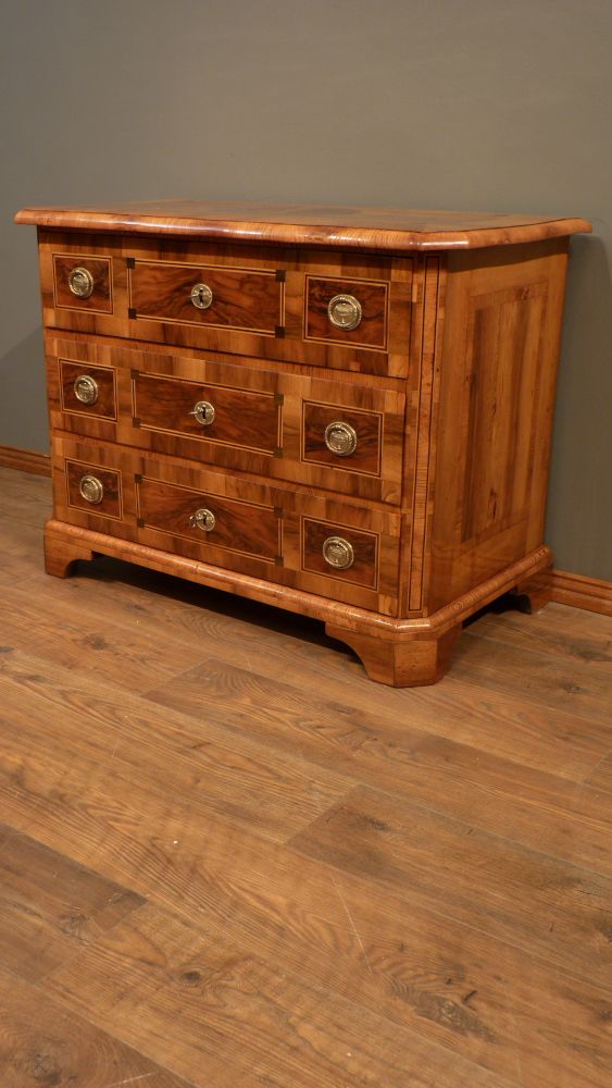 Elegante Louis-Seize Kommode, Nussbaum handpoliert um 1790