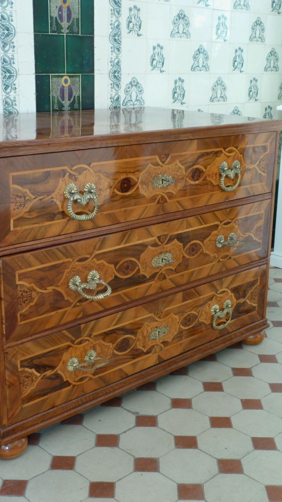 Louis-Seize Kommode, Nussbaum handpoliert um 1790