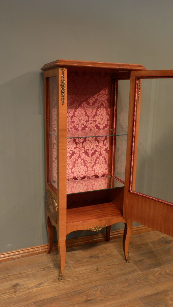 Louis-Seize Stil Vitrine, Kirschholz poliert