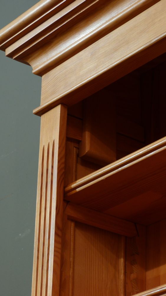 Klassisches Bücherregal, massiv Kiefer, komplett zerlegbar