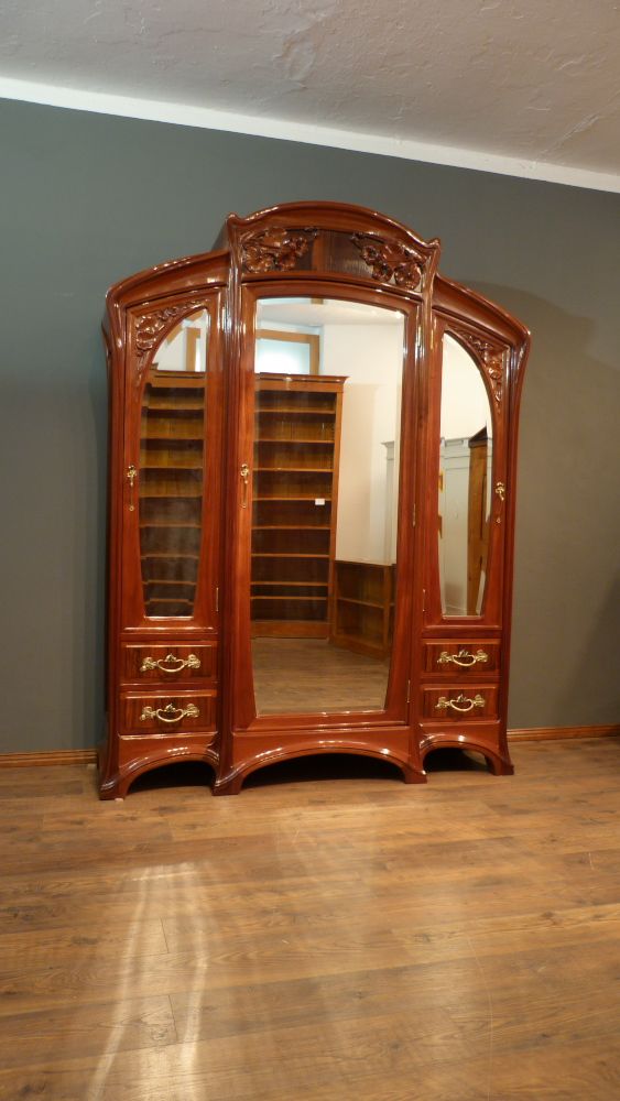 Prachtvoller Jugendstilschrank in der Art von Louis Majorelle, Mahagoni um 1900