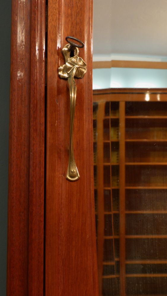 Prachtvoller Jugendstilschrank in der Art von Louis Majorelle, Mahagoni um 1900