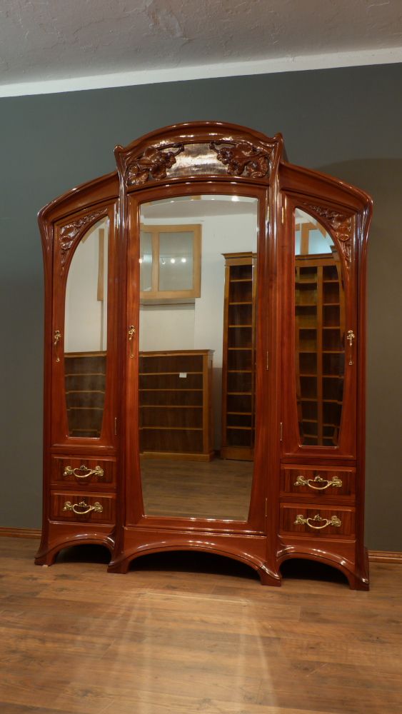 Prachtvoller Jugendstilschrank in der Art von Louis Majorelle, Mahagoni um 1900