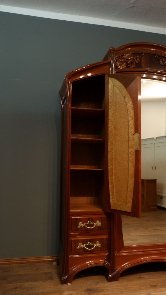 Prachtvoller Jugendstilschrank in der Art von Louis Majorelle, Mahagoni um 1900
