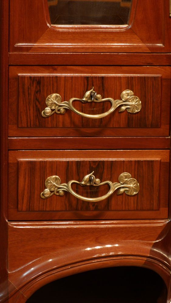 Prachtvoller Jugendstilschrank in der Art von Louis Majorelle, Mahagoni um 1900