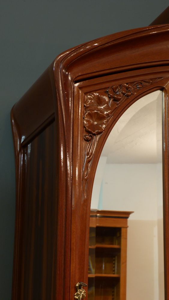 Prachtvoller Jugendstilschrank in der Art von Louis Majorelle, Mahagoni um 1900