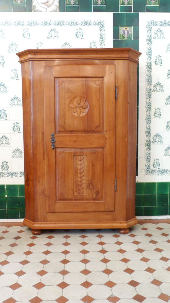 Spätbarocker Wäschschrank, massiv Kirschholz um 1790