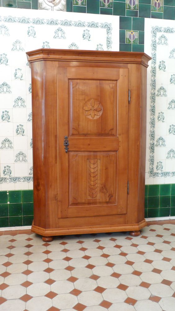 Spätbarocker Wäschschrank, massiv Kirschholz um 1790