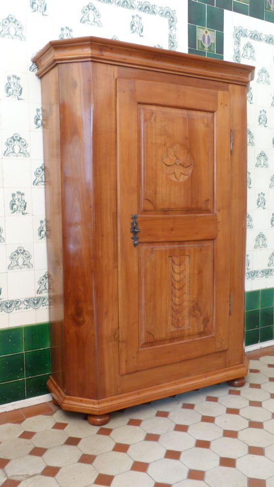 Spätbarocker Wäschschrank, massiv Kirschholz um 1790