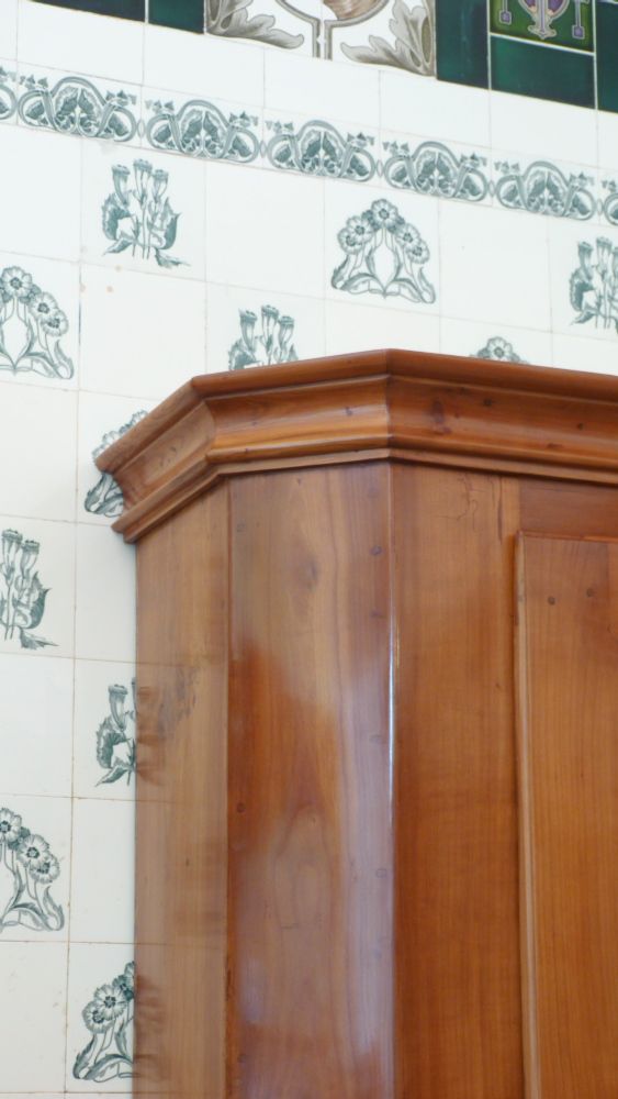 Spätbarocker Wäschschrank, massiv Kirschholz um 1790