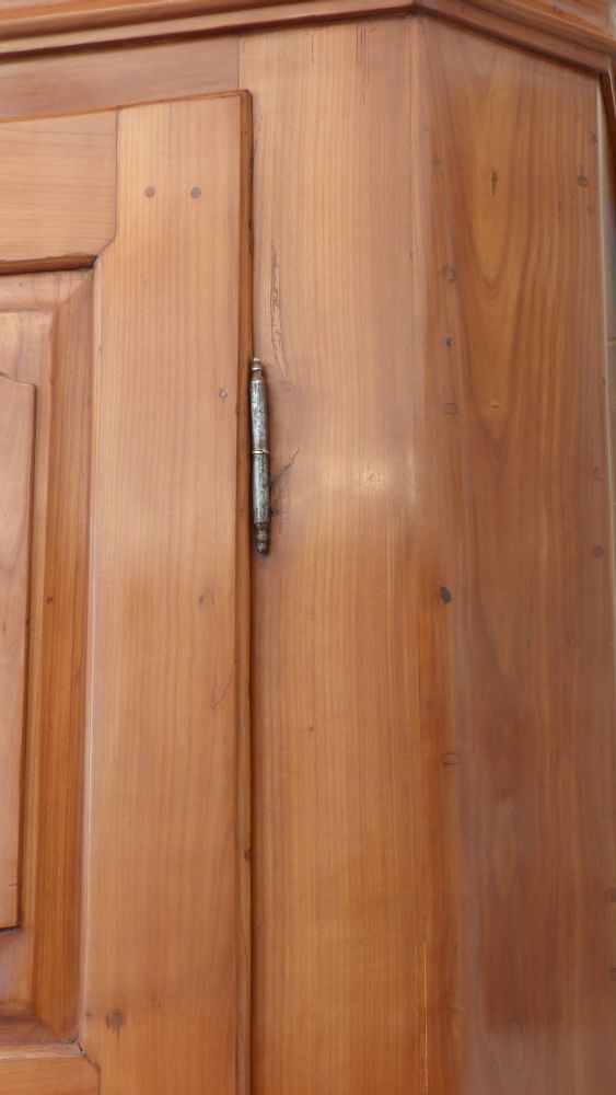 Spätbarocker Wäschschrank, massiv Kirschholz um 1790