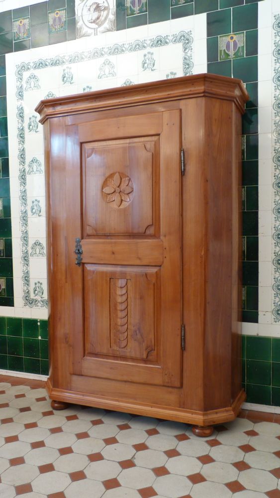 Spätbarocker Wäschschrank, massiv Kirschholz um 1790
