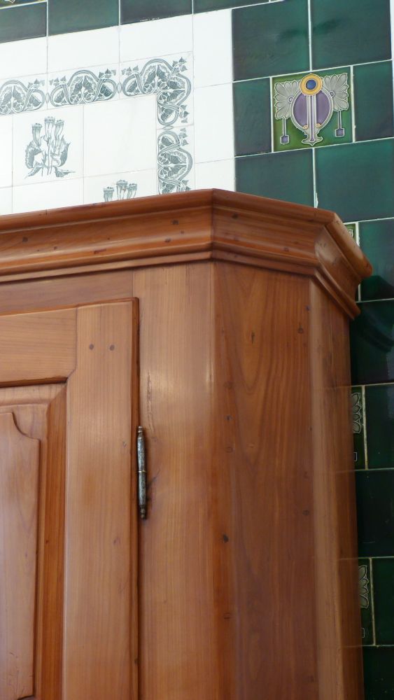 Spätbarocker Wäschschrank, massiv Kirschholz um 1790