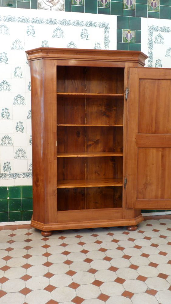 Spätbarocker Wäschschrank, massiv Kirschholz um 1790