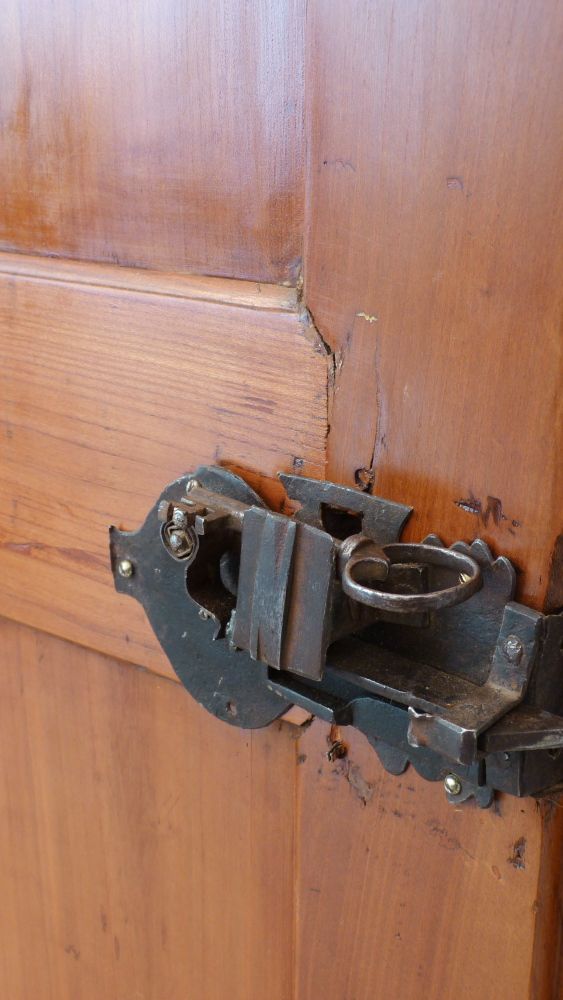 Spätbarocker Wäschschrank, massiv Kirschholz um 1790